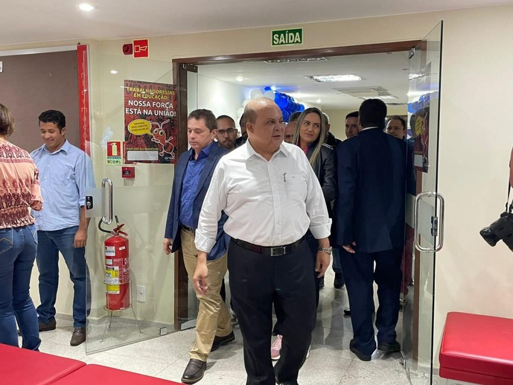 Ibaneis Rocha veste camisa branca chega em ato de apoio