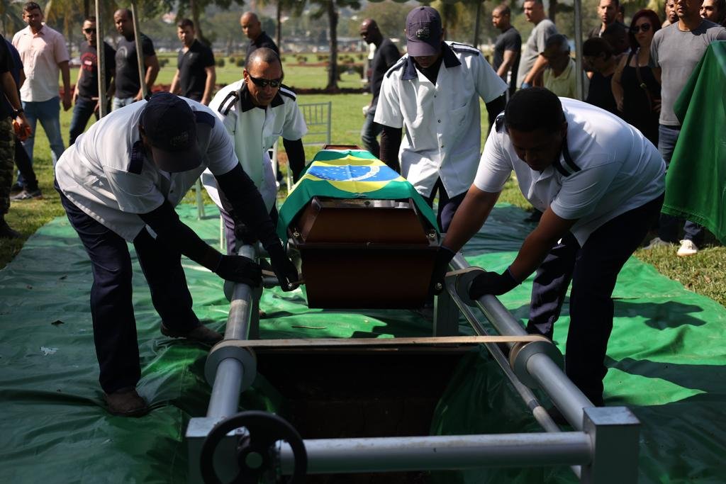 enterro do policial militar morto na operação do complexo do alemão,no rio de janeiro