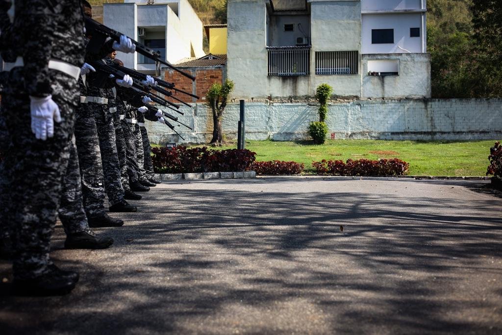 enterro do policial militar morto na operação do complexo do alemão,no rio de janeiro