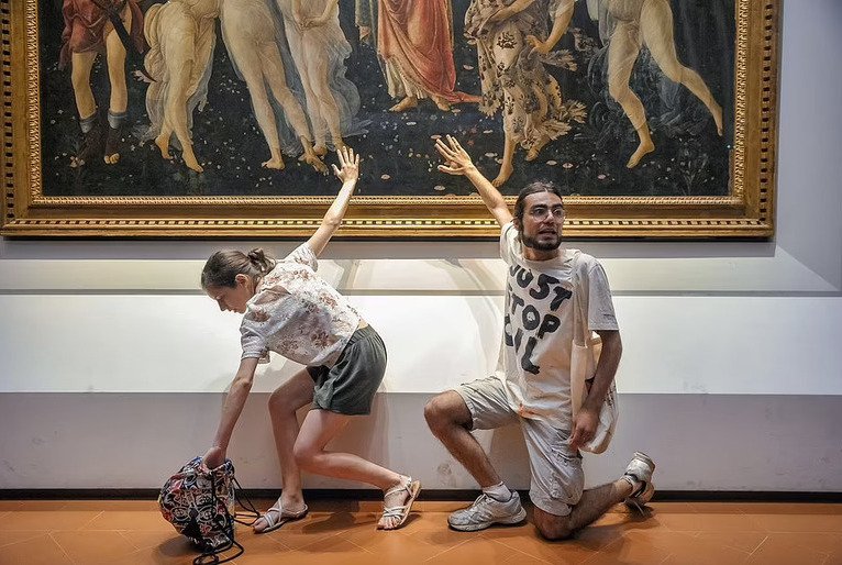 Ativistas colam as mãos em pintura 'A Primavera', de Botticelli, em protesto na Itália
