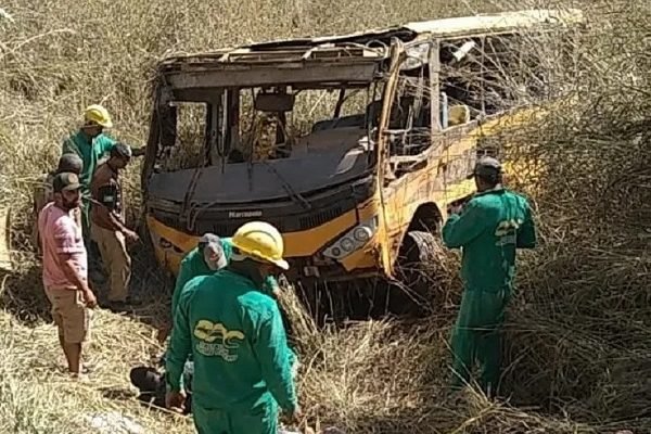 Em despedida de vítima de acidente com ônibus, mãe veste camisa de futebol  que era do filho de 15 anos, Rio de Janeiro