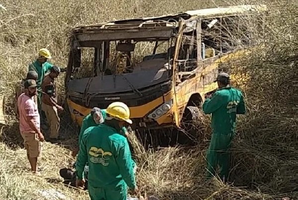 G1 - Ônibus que caiu em barranco no RS estava acima da velocidade permitida  - notícias em Rio Grande do Sul