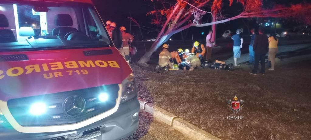 Motorista que colidiu contra viatura da polícia durante racha é