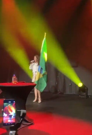 Bebel Gilberto se retrata por pisar na bandeira do Brasil: “Impensado”