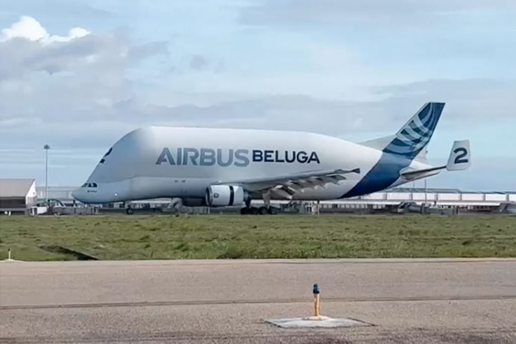 Avião AirBus Beluga estacionado em aeroporto de Fortaleza, Ceará. Ele tem formato de baleia, com uma grande área na parte de cima e da frente, em cores azuis, e irá para Campinas nesta semana - Metrópoles