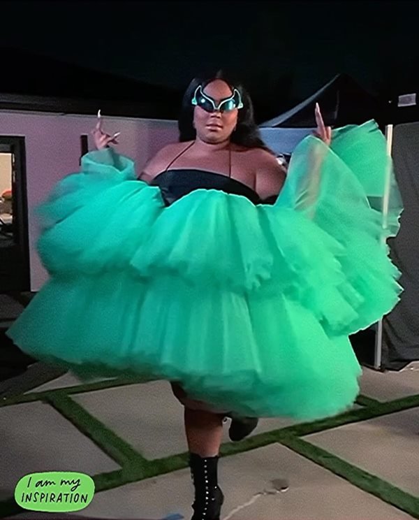 Na imagem com cor, bota gigante da Windowsen faz sucesso entre as celebridades, como Gkay