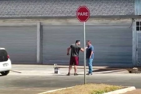 Homem ameaça oficial de Justiça