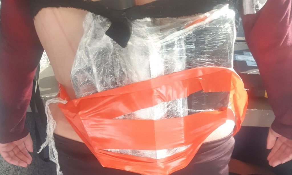 Mulher fuzil escondido nas costas RJ