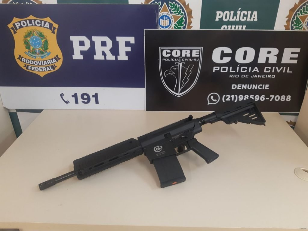 Mulher fuzil escondido nas costas RJ