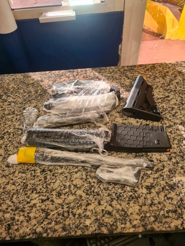 Mulher fuzil escondido nas costas RJ
