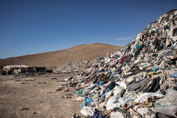 Montanhas de lixo têxtil em uma região afastada do Chile