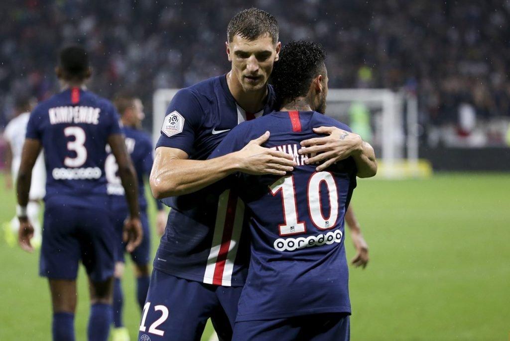 Neymar e Meunier se abraçando durante jogo do Paris Saint Germain - Metrópoles