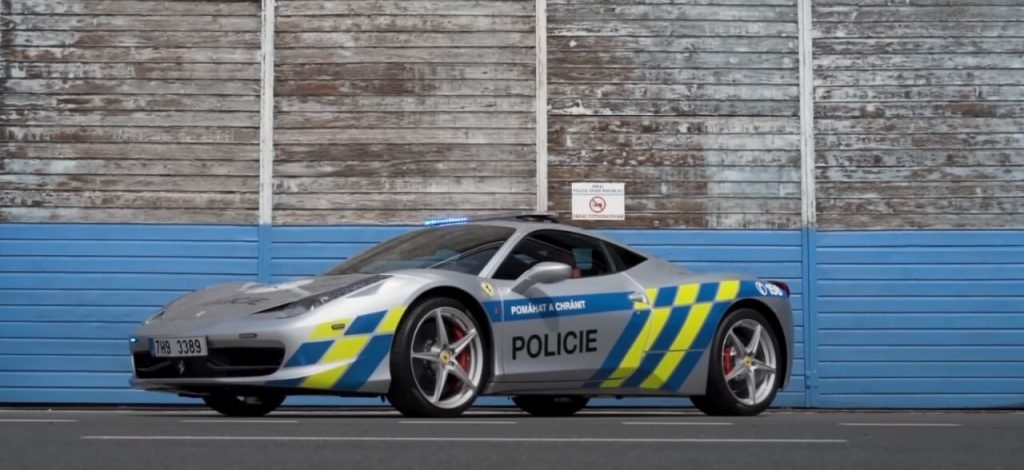 Ferrari 458 Italia apreendida vira carro de polícia na Tchéquia