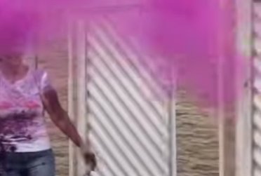 Ele não teve dúvidas e chutou a bola ainda no ar, assim todo o pó roxo acabou caindo acidentalmente em cima da tia Célia que estava perto na calçada