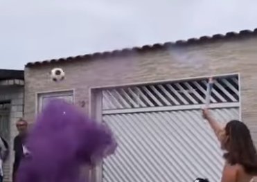 O material colorido estava em uma bola de isopor que foi jogada pela filha do casal para o pai