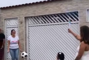 Vídeo: acidente em chá revelação deixa tia coberta de pó roxo em SP