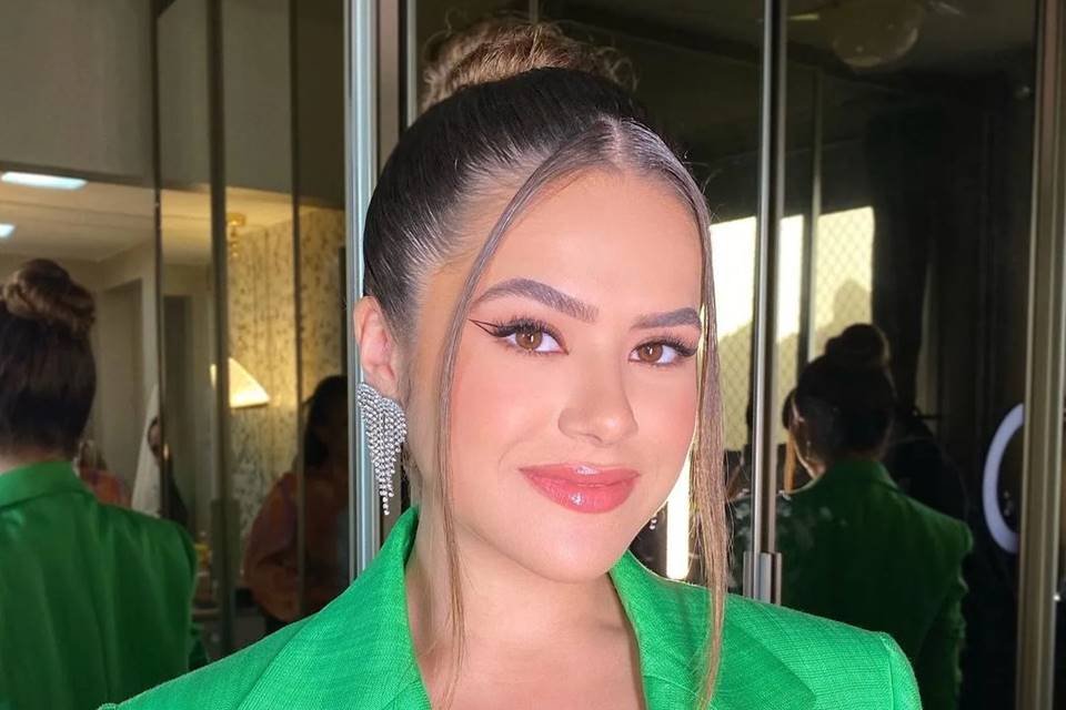 Foto colorida de Maisa Silva maquiada e usando blusa verde - Metrópoles
