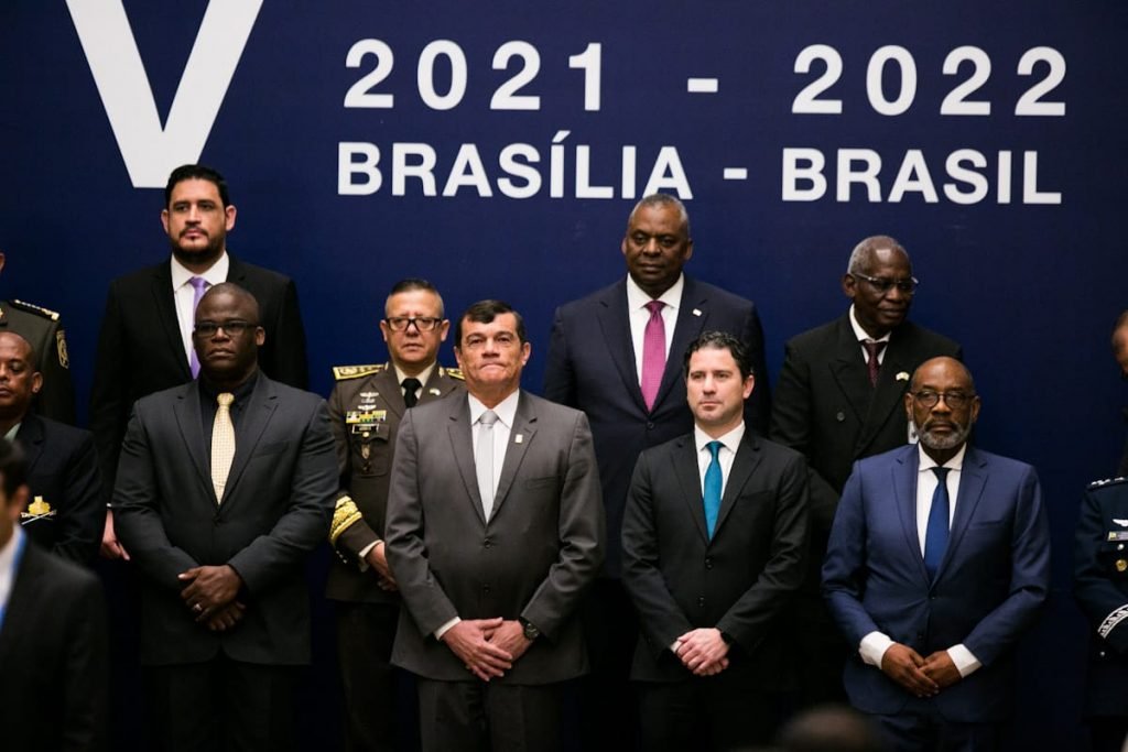 Ministro da Defesa, Paulo Sérgio Nogueira de Oliveira ao lado de Ministros de Defesa das Américas