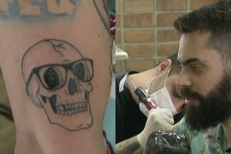 Cauê Fabiano, repórter do Mais Você, tatua caveira durante programa