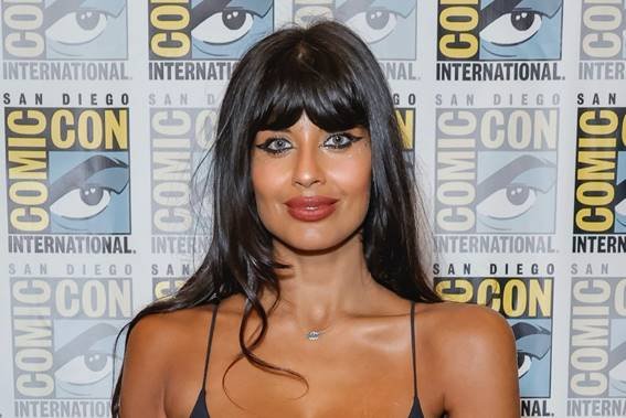 She-Hulk: Jameela Jamil aparece como Titânia em nova imagem da série