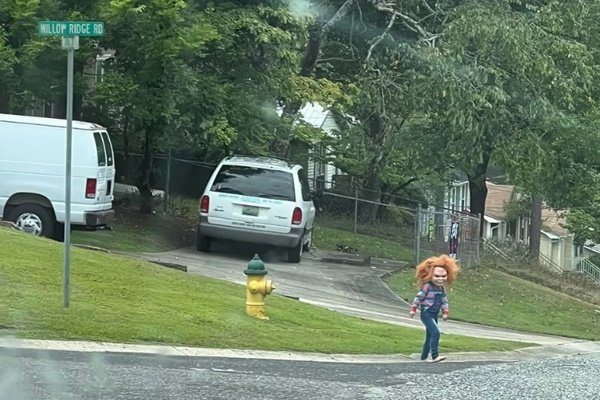 Chucky? Menino assusta vizinhos nos EUA e viraliza - POPline