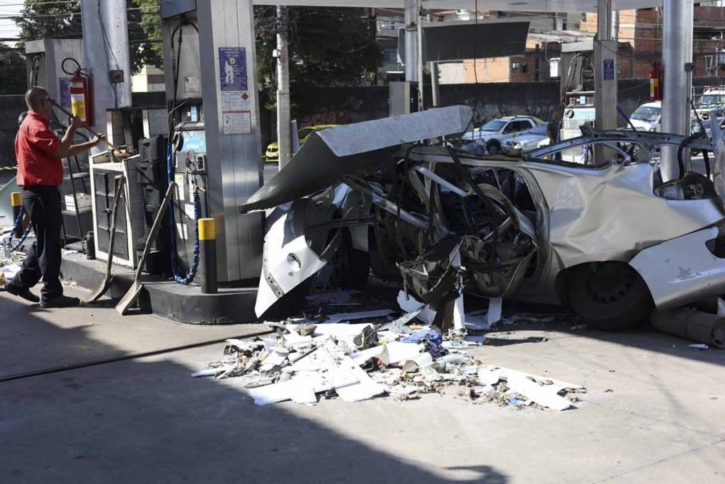 Carro explode enquanto abastecia com GNV no rio de janeiro 9