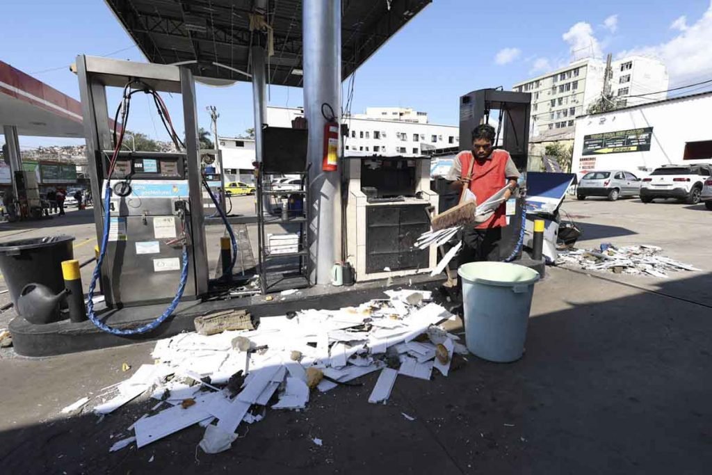 funcionario do posto limpa o posto após carro explode enquanto abastecia com GNV no rio de janeiro 9