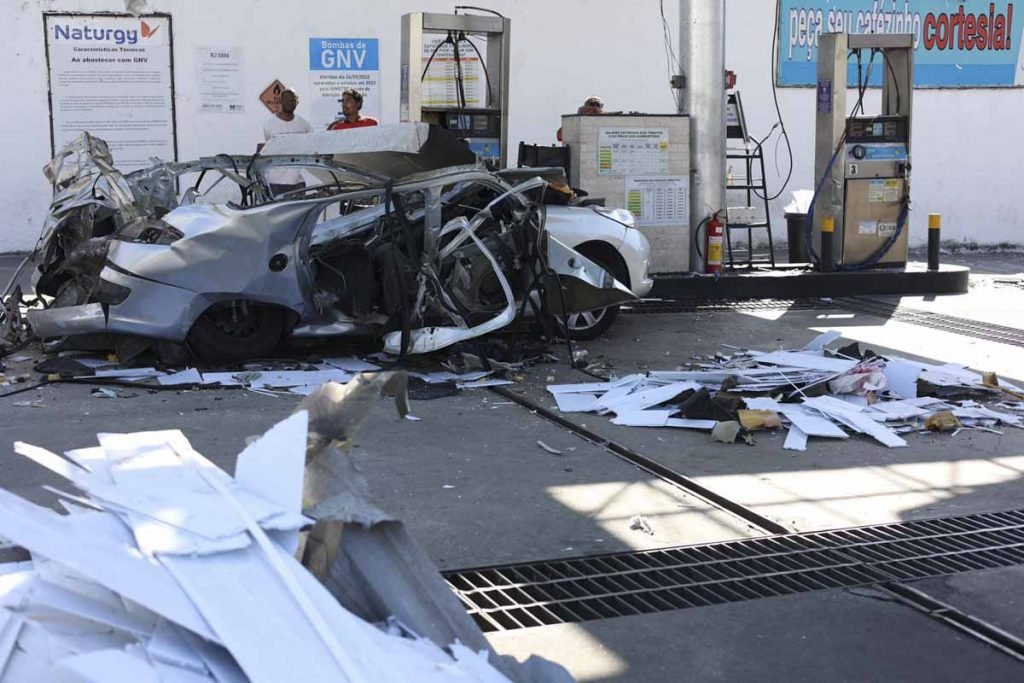 Carro explode enquanto abastecia com GNV no rio de janeiro 9