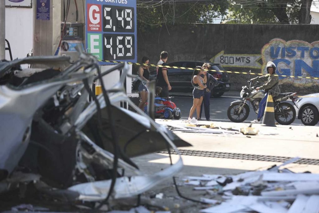 Carro explode enquanto abastecia com GNV no rio de janeiro 9