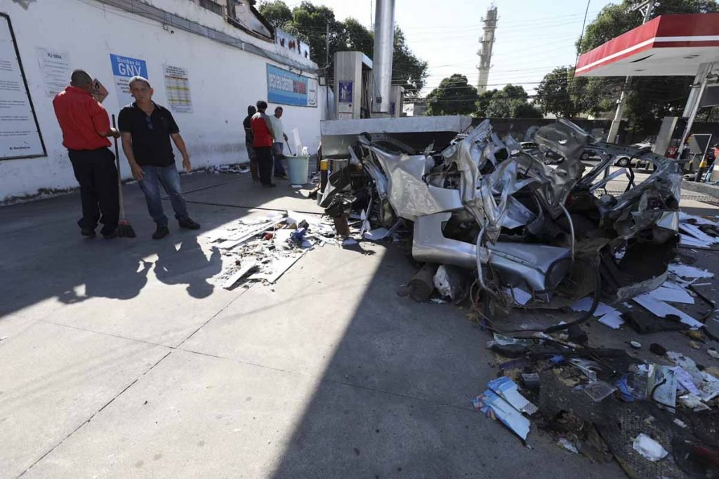 Carro explode enquanto abastecia com GNV no rio de janeiro 9