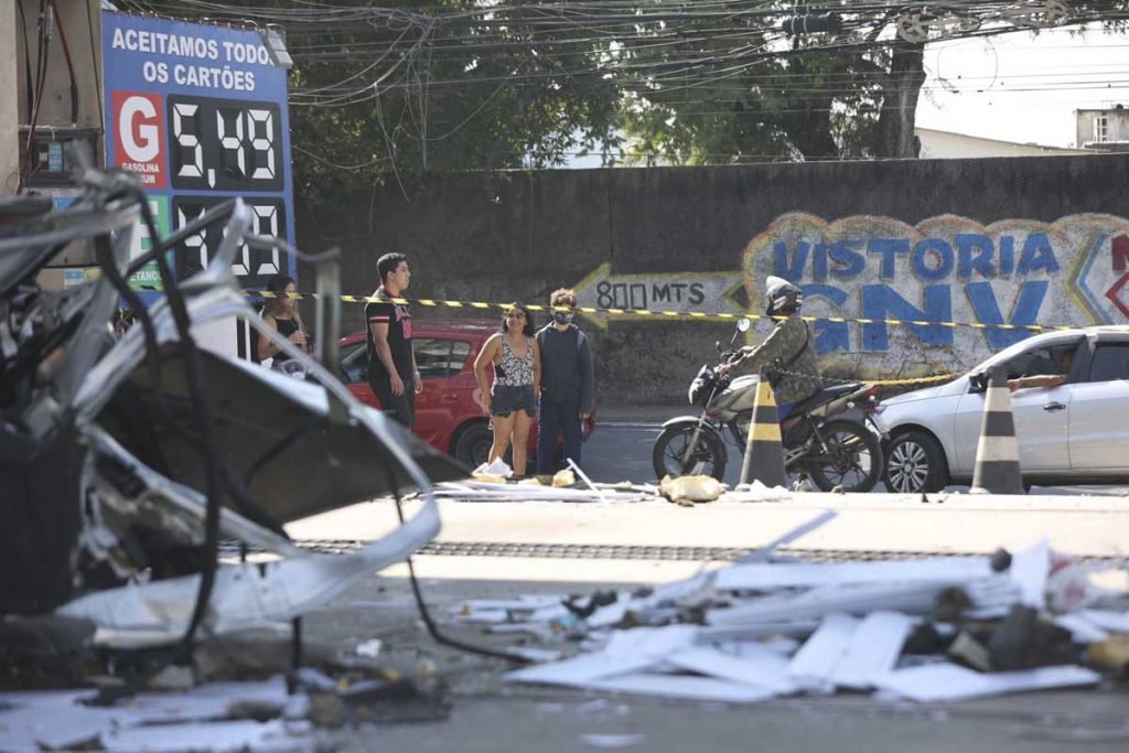 Carro explode enquanto abastecia com GNV no rio de janeiro 9
