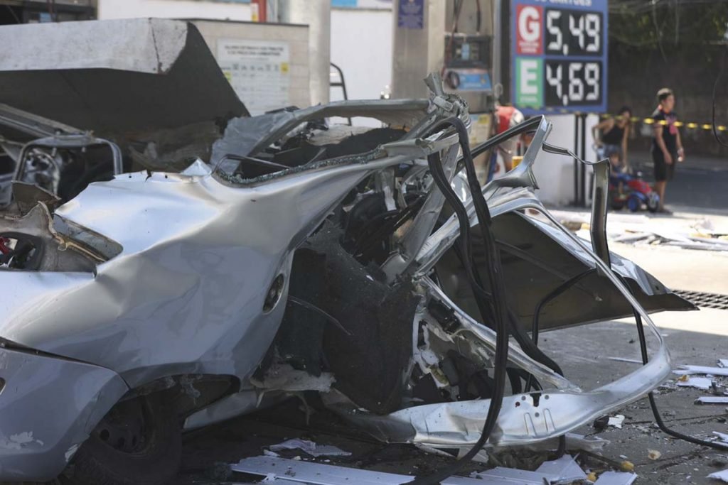 Carro explode enquanto abastecia com GNV no rio de janeiro 9