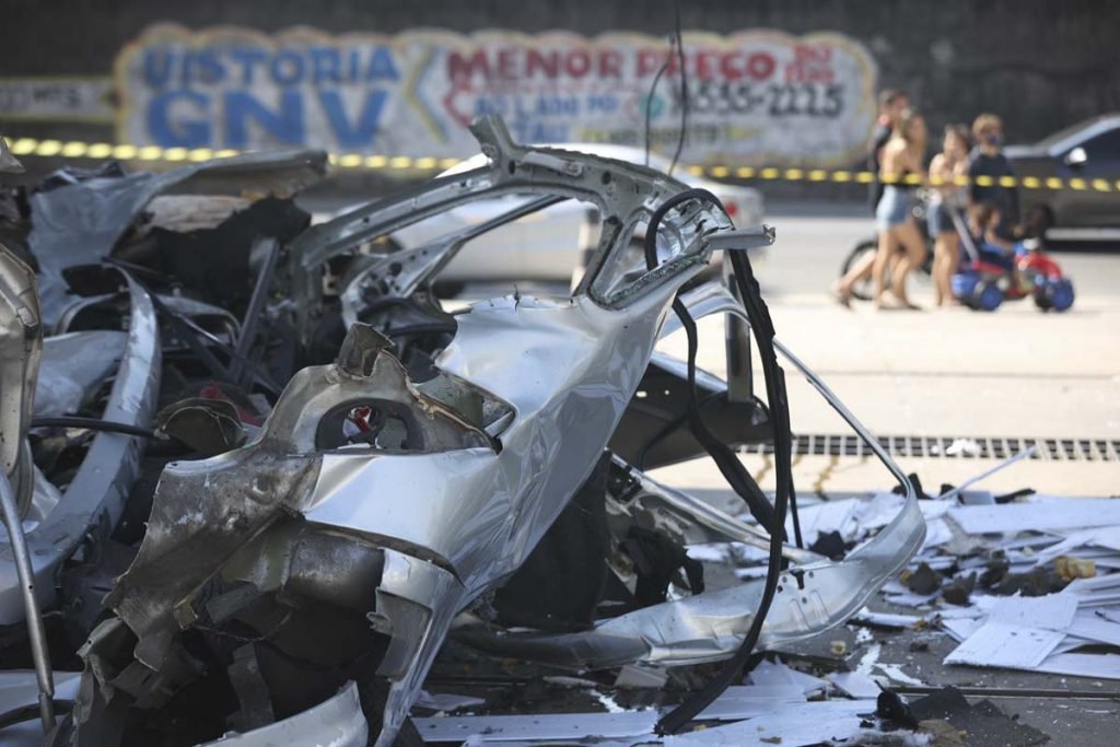 Carro explode enquanto abastecia com GNV no rio de janeiro 9