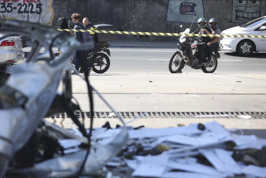 Carro explode enquanto abastecia com GNV no rio de janeiro 9