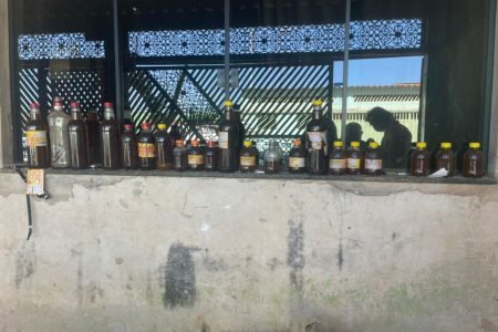 garrafas de mel em cima de mureta