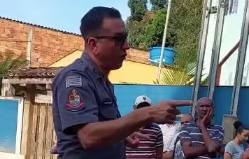 Um vídeo que circula nas redes sociais mostra um policial militar (PM) fardado alarmando moradores da comunidade Barreirinha