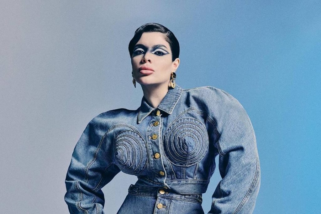 Na imagem com cor, Gkay posa com looks da Schiaparelli