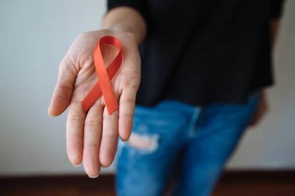 símbolo da aids hiv em mão - Metrópoles
