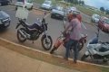 homem furtando moto