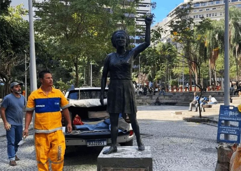 Estátua da vereadora do PSol assassinada em 2018, Marielle Franco, recém instalada em praça no Rio de Janeiro - Metrópoles