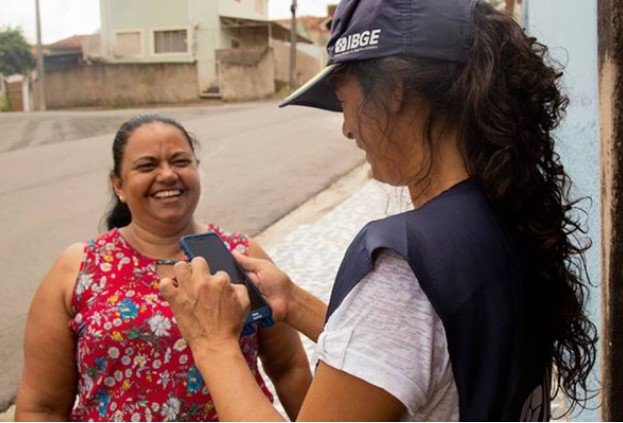 Pessoa em pé em frente a outra pessoa- Metrópoles