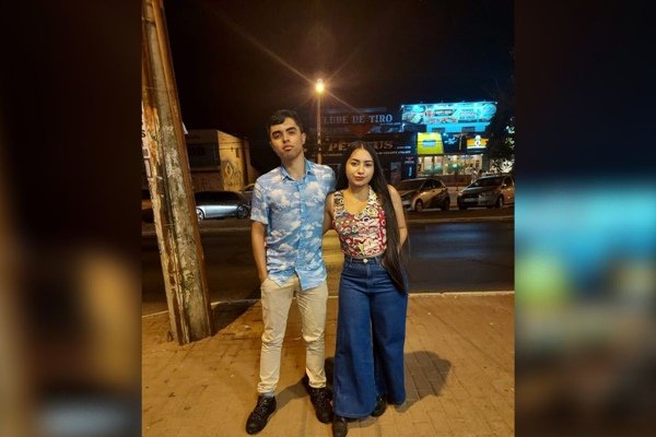 Foto de uma mulher e um homem