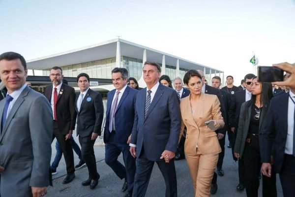 Presidente Jair Bolsonaro, desce a rampa do Palácio e vai ao Congresso Nacional caminhando ao lado da primeira -ama Michelle BolsonaroPresidente Jair Bolsonaro, desce a rampa do Palácio e vai ao Congresso Nacional caminhando ao lado da primeira dama Michelle Bolsonaro