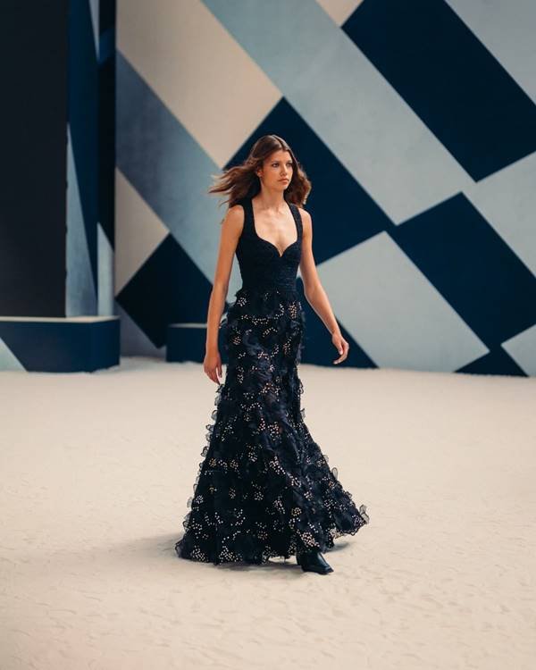 Desfile da Chanel com modelo na passarela 