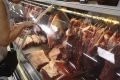 mulher compra carne em acougue de mercado em goainia