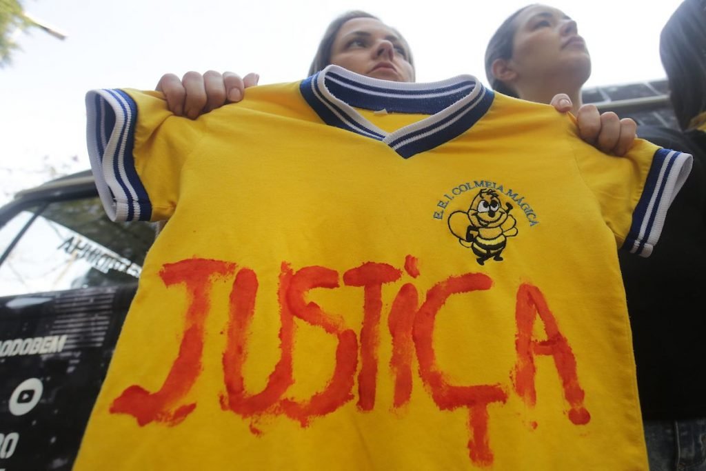 Grupo levou uniformes que as crianças usavam na escola para pedir Justiças