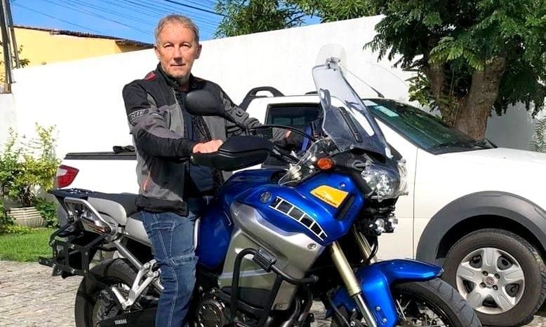 Marcos Menegatti, motociclista, morre vindo da Bahia à caminho do Moto Capital Week, em Brasília. Na foto, ele posa em cima de moto azul - Metrópoles