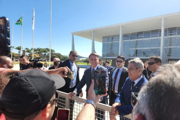 Bolsonaro fala com apoiadores na frente do Palácio do Planalto ao lado de seu candidato a vice-presidente, o general Braga Netto - Metrópoles