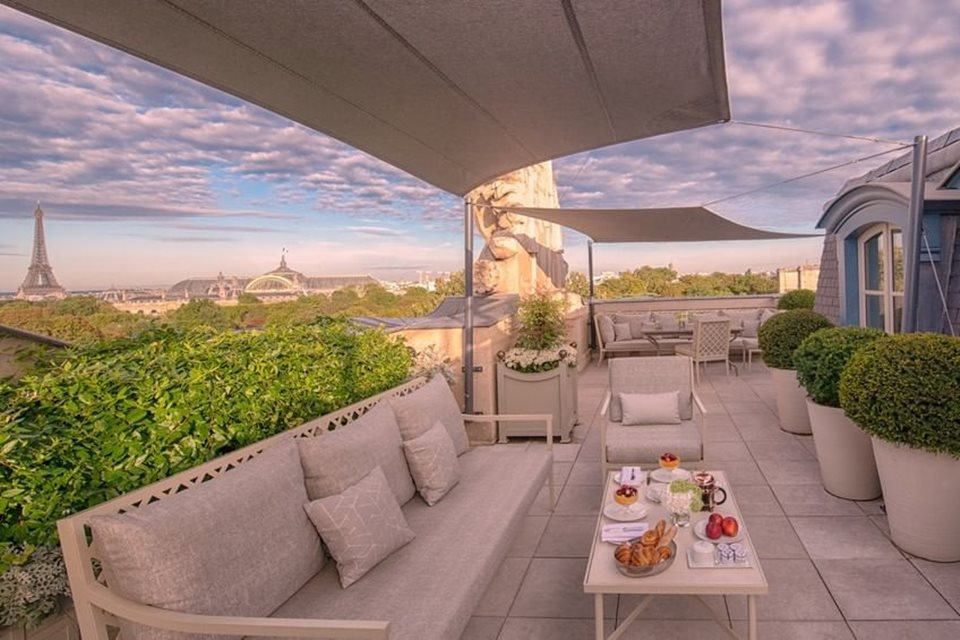 Foto colorida. Varanda de hotel com a vista de Paris