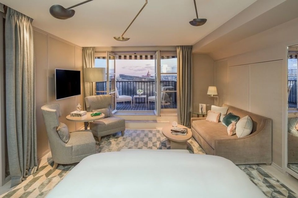 Foto colorida. Quarto de hotel